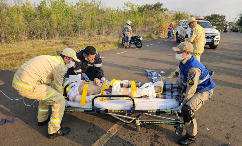 Rapaz de 22 anos sofre acidente grave após duas motos se chocarem enquanto realizavam malabarismo 1 acidente moto Rapaz de 22 anos sofre acidente grave após duas motos se chocarem enquanto realizavam malabarismo