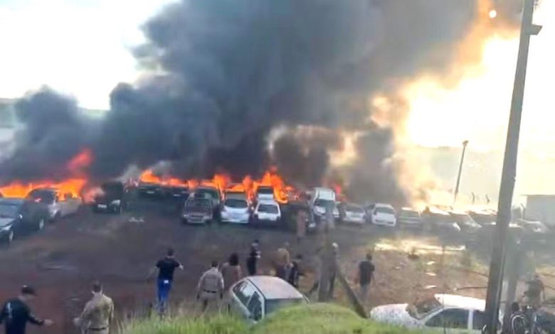 Incêndio de grandes proporções destrói vários veículos apreendidos em pátio da Polícia Militar 1 incendio Incêndio de grandes proporções destrói vários veículos apreendidos em pátio da Polícia Militar