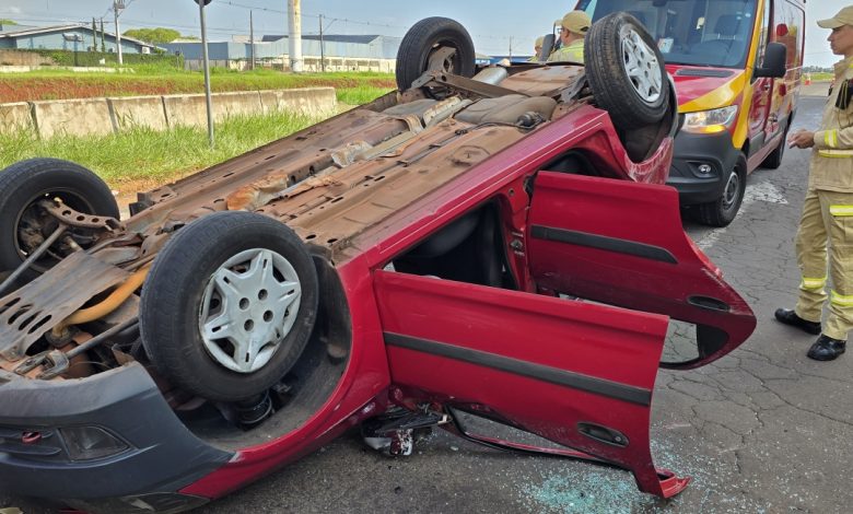 Quatro pessoas ficam feridas em capotamento 1 capotamento Quatro pessoas ficam feridas em capotamento