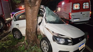 Foto de Motorista sofre acidente grave ao bater carro contra árvore