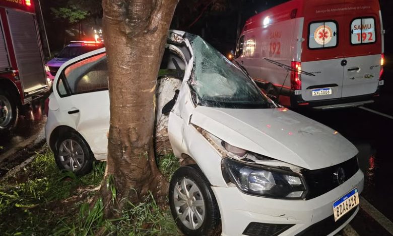 Motorista sofre acidente grave ao bater carro contra árvore 1 acidente carro Motorista sofre acidente grave ao bater carro contra árvore