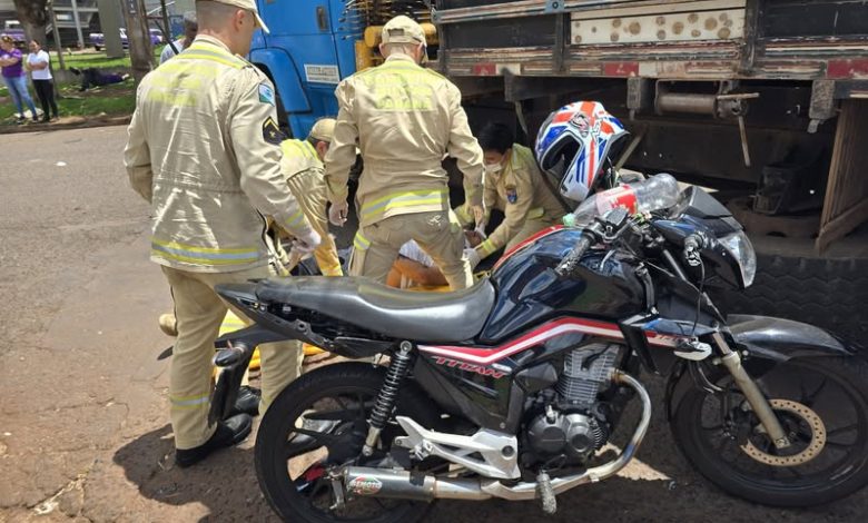 Motociclista escapa da morte após cair debaixo de caminhão 1 acidente moto Motociclista escapa da morte após cair debaixo de caminhão