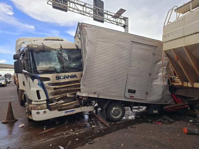Motorista de carreta provoca acidente gravíssimo na rodovia de Sarandi 2 acidente sarandi caminhao scaled e1739730422440 Motorista de carreta provoca acidente gravíssimo na rodovia de Sarandi