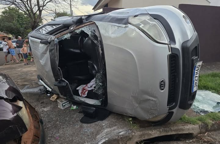 Dois adultos e uma criança são socorridos após colisão entre dois veículos 1 acidente Dois adultos e uma criança são socorridos após colisão entre dois veículos