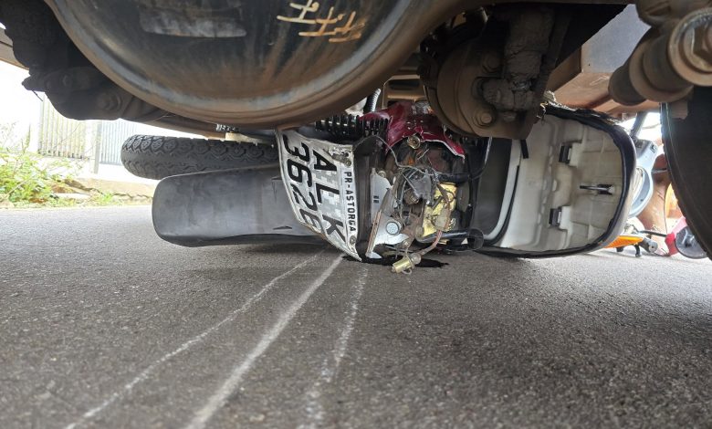 Moto vai parar debaixo dos rodados de caminhão 1 acidente moto 1 Moto vai parar debaixo dos rodados de caminhão