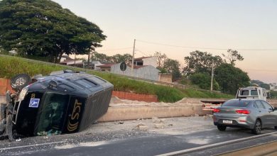 Foto de Motorista fica ferido após van bater contra mureta e tombar na BR-376