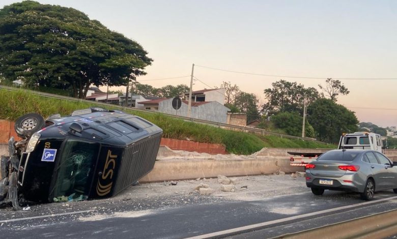 Motorista fica ferido após van bater contra mureta e tombar na BR-376 1 acidente mandaguacu Motorista fica ferido após van bater contra mureta e tombar na BR-376