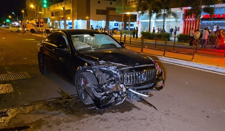 Missionário que entregava lanche aos moradores de rua é atropelado por veículo conduzido por adolescente 1 acidente mercedes Missionário que entregava lanche aos moradores de rua é atropelado por veículo conduzido por adolescente