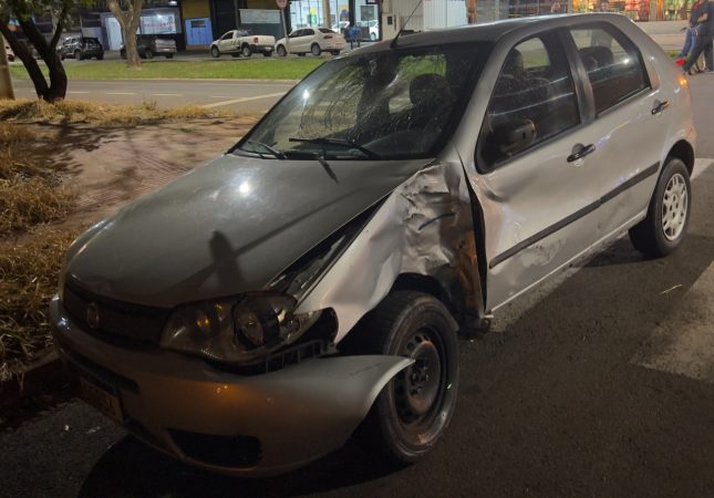 Jovem é internado na UTI após motorista provocar acidente e fugir do local 2 acidente moto carro Jovem é internado na UTI após motorista provocar acidente e fugir do local