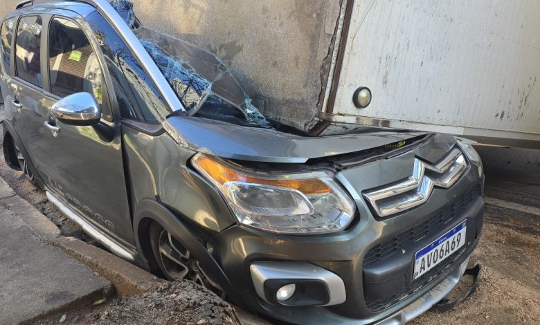 Veículo fica destruído após carreta tombar sobre carro estacionado 1 ACIDENTE CAMINHAO CARRO Veículo fica destruído após carreta tombar sobre carro estacionado