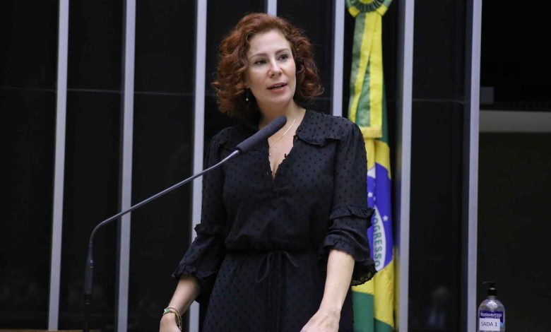 Moraes derruba decisão da Câmara e decreta perda de mandato de Zambelli 1 Carla Zambelli divulgacao Moraes derruba decisão da Câmara e decreta perda de mandato de Zambelli