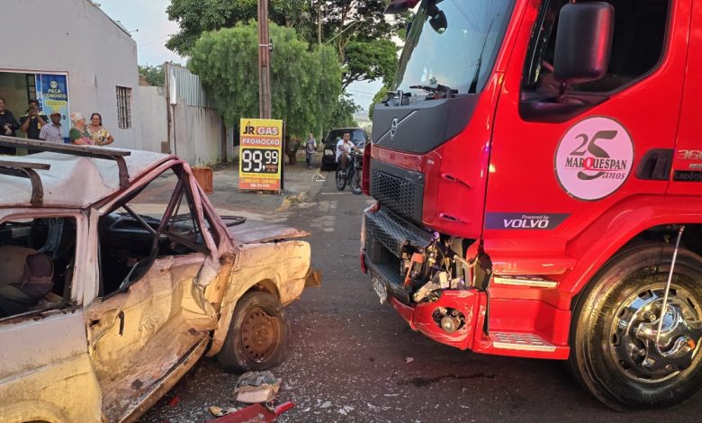Passageiro de carro fica ferido após caminhão provocar acidente grave 1 acidente maringa Passageiro de carro fica ferido após caminhão provocar acidente grave