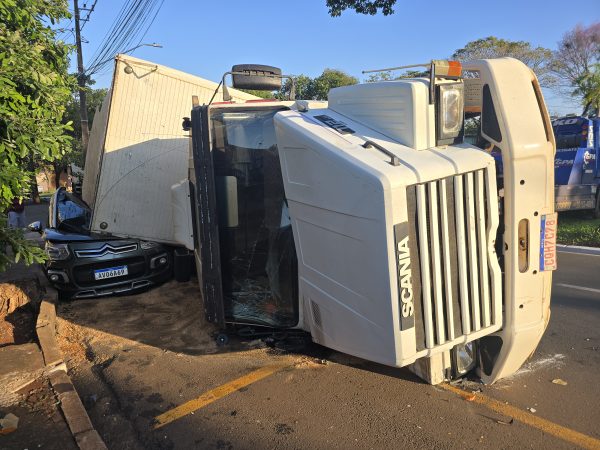 Veículo fica destruído após carreta tombar sobre carro estacionado 2 acidente tombamento Veículo fica destruído após carreta tombar sobre carro estacionado