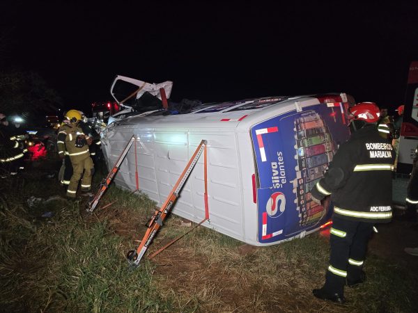 Casal e uma criança da cidade de Mandaguari morrem em acidente na rodovia 2 acidente van scaled e1749817037751 Casal e uma criança da cidade de Mandaguari morrem em acidente na rodovia