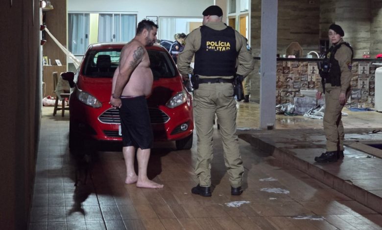 Homem, com mandado de prisão, é preso em flagrante por atear fogo no corpo da esposa 1 detido Homem, com mandado de prisão, é preso em flagrante por atear fogo no corpo da esposa