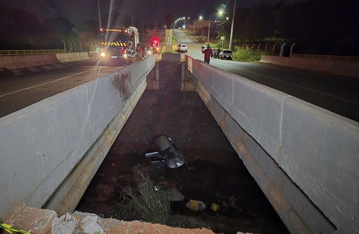 Mulher é socorrida com gravidade após carro despencar de ponte 1 518279643 9767285660042658 514786969414701039 n Mulher é socorrida com gravidade após carro despencar de ponte