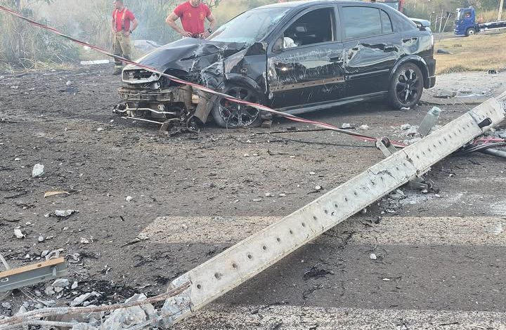 Motorista com suspeita de embriaguez derruba postes em bairro de Paiçandu 1 acidente paicandu Motorista com suspeita de embriaguez derruba postes em bairro de Paiçandu