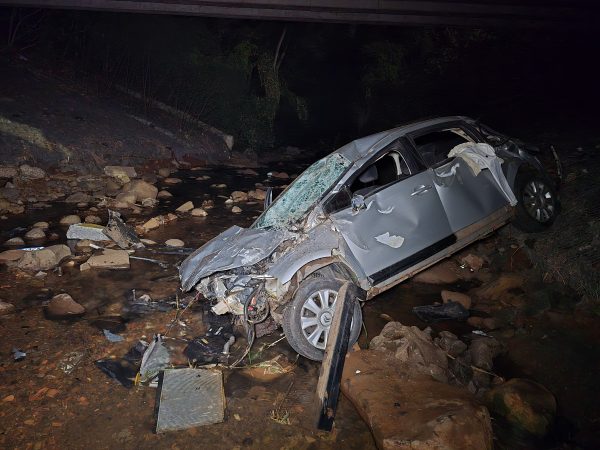 Mulher é socorrida com gravidade após carro despencar de ponte 2 acidente ponte maringa sarandi Mulher é socorrida com gravidade após carro despencar de ponte
