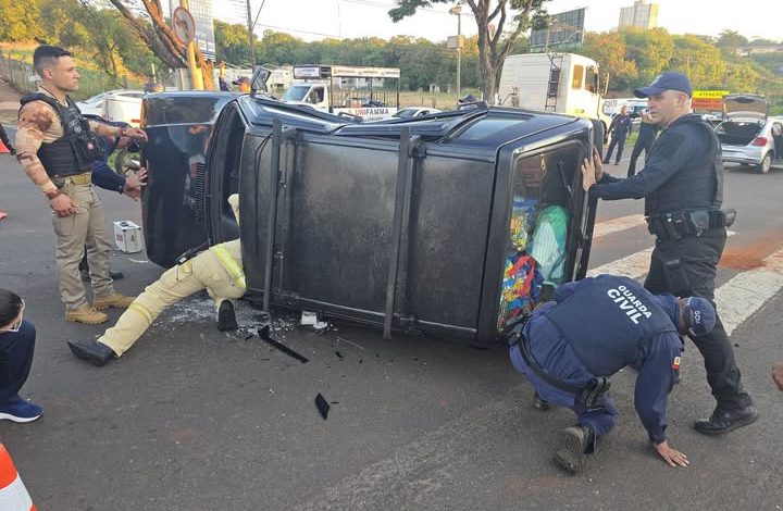 Motorista avança semáforo vermelho e causa capotamento na Colombo 1 capotamento av colombo Motorista avança semáforo vermelho e causa capotamento na Colombo