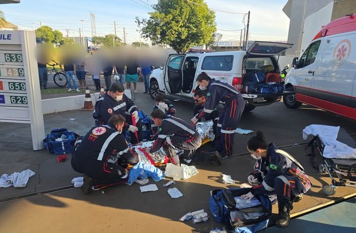 Suposta briga de trânsito deixa rapaz de 29 anos em estado gravíssimo após ser esfaqueado no pescoço 1 BRIGA TRANSITO Suposta briga de trânsito deixa rapaz de 29 anos em estado gravíssimo após ser esfaqueado no pescoço