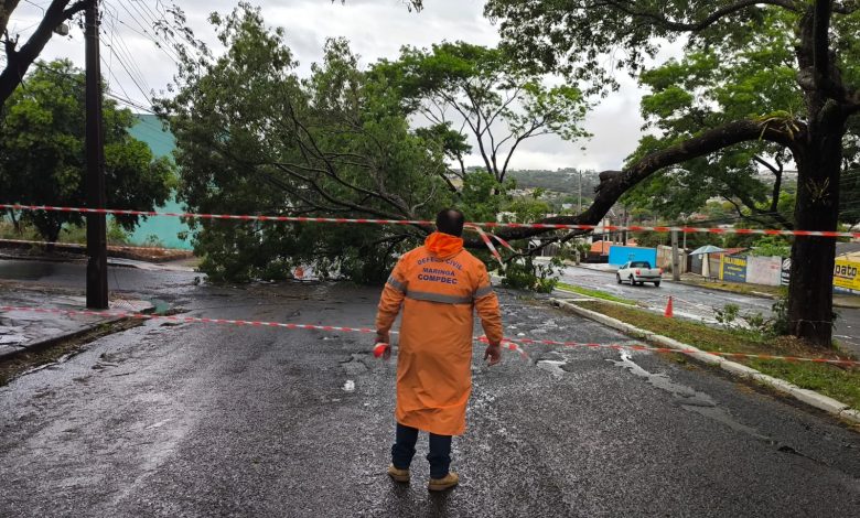 Equipes da Prefeitura estão nas ruas para atendimento de ocorrências causadas pelas chuvas e ventos fortes 1 CHUVA VENDAVAL Equipes da Prefeitura estão nas ruas para atendimento de ocorrências causadas pelas chuvas e ventos fortes