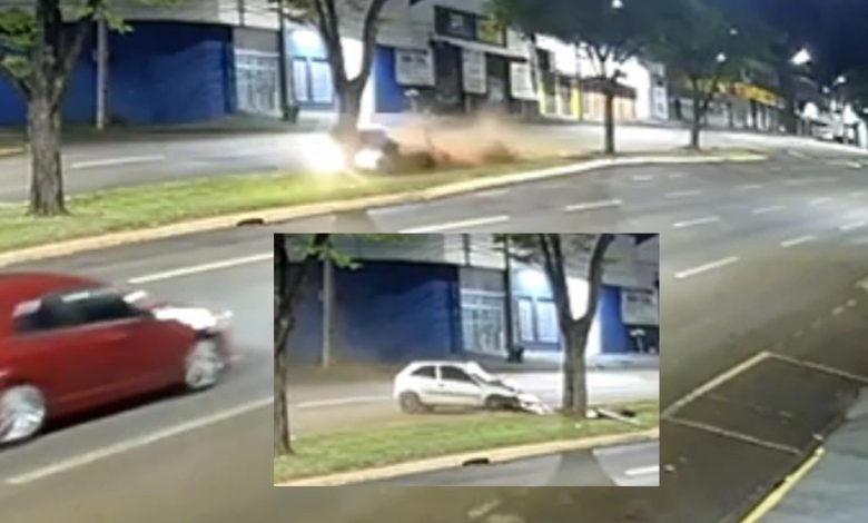 Câmera de segurança registra acidente na Avenida Colombo em Maringá 1 acidente colombo Câmera de segurança registra acidente na Avenida Colombo em Maringá