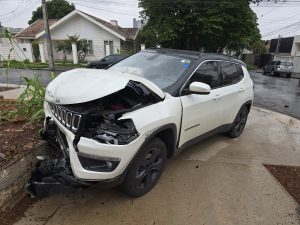 Motorista de ambulância invade preferencial e causa acidente em Maringá 2 acidente com ambulancia Motorista de ambulância invade preferencial e causa acidente em Maringá