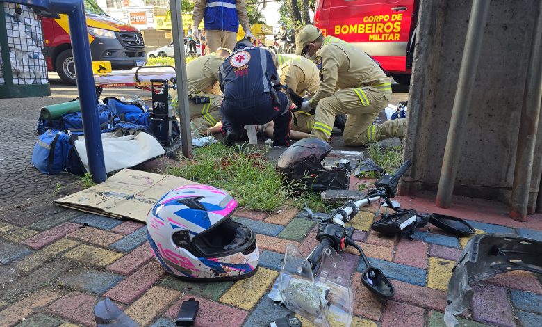 Dois jovens morrem de acidente após piloto empinar moto e bater em poste 1 acidente moto casal Dois jovens morrem de acidente após piloto empinar moto e bater em poste