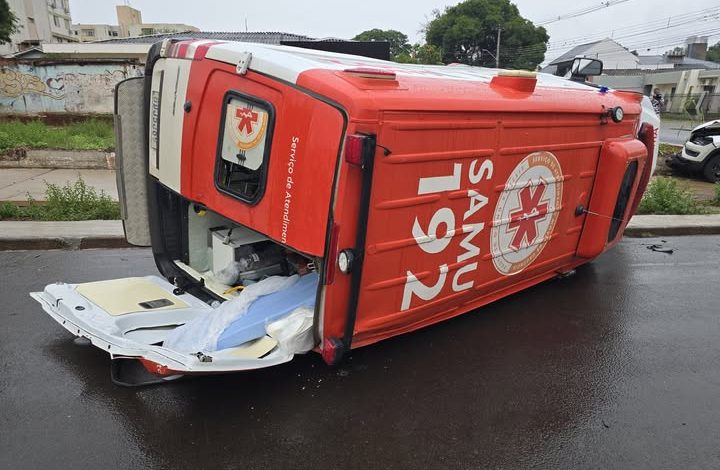 Motorista de ambulância invade preferencial e causa acidente em Maringá 1 ambulancia acidente Motorista de ambulância invade preferencial e causa acidente em Maringá