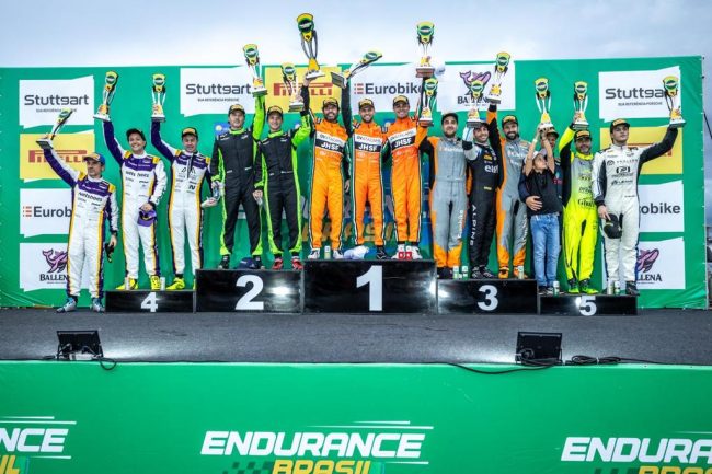 Campeã antecipada em duas categorias, Stuttgart Motorsport vence na GT4 no encerramento do Endurance Brasil 2025 2 460523 1185539 718 podio web Campeã antecipada em duas categorias, Stuttgart Motorsport vence na GT4 no encerramento do Endurance Brasil 2025