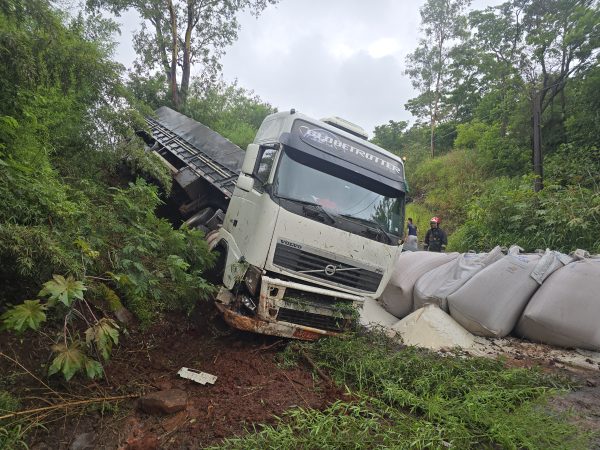 Motorista de Maringá sofre ferimentos graves ao se envolver em acidente na rodovia de Marialva 2 caminhao acidente marialva Motorista de Maringá sofre ferimentos graves ao se envolver em acidente na rodovia de Marialva
