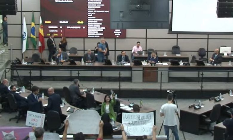 Manifestação contra vereadora 1 manifestacao camara Manifestação contra vereadora