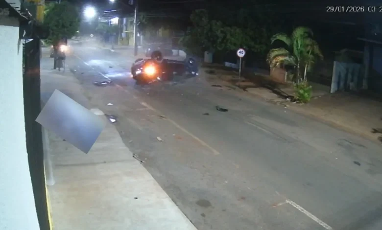 Motorista morre ao ser ejetado de veículo no centro de Sarandi 1 ACIDENTE sarandi Motorista morre ao ser ejetado de veículo no centro de Sarandi