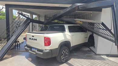 Caminhonete invade casa após colidir com outro veículo em Maringá 5 Foto de Caminhonete invade casa após colidir com outro veículo em Maringá