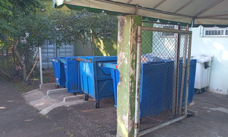 Lixo hospitalar exposto 1 LIXO HOSPITALAR upa zona norte 1 Lixo hospitalar exposto