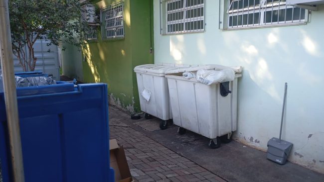 Lixo hospitalar exposto 2 LIXO HOSPITALAR upa zona norte 2 Lixo hospitalar exposto