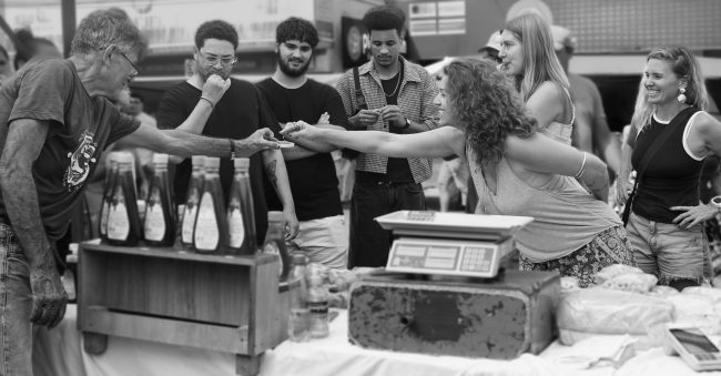 Documentário percorre feiras de Maringá para registrar cultura, sabores e transformações 2 grupos pesquisa feira 3.jpg Documentário percorre feiras de Maringá para registrar cultura, sabores e transformações