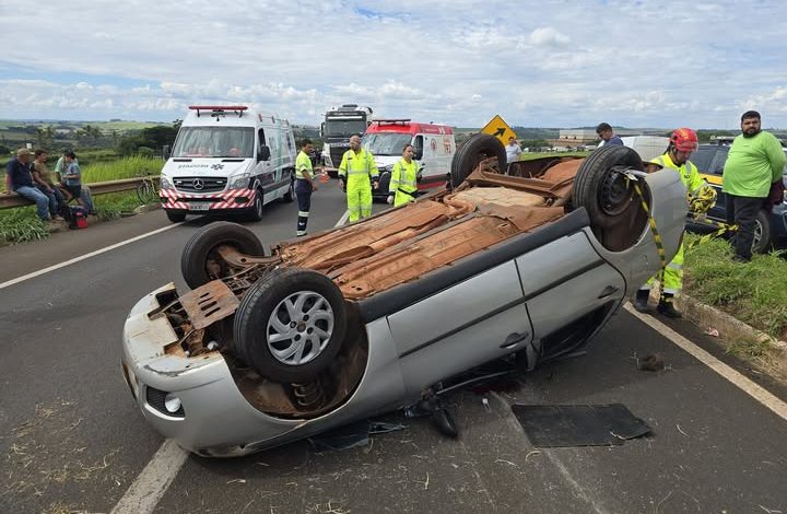 Grave acidente deixa mulher ferida após carro capotar várias vezes 1 acidente marialva Grave acidente deixa mulher ferida após carro capotar várias vezes