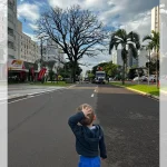 arvore cedro garoto No chão