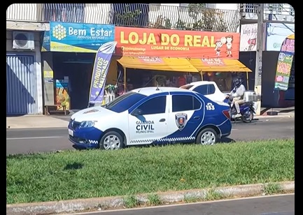 Mau exemplo 1 carro estacionado Mau exemplo