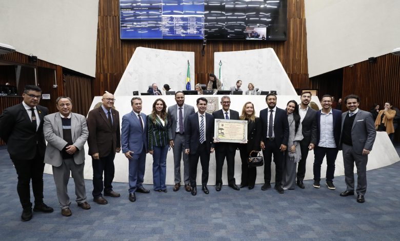 Henrique Pinto recebe Título de Cidadão Benemérito do Paraná por trajetória de contribuição ao desenvolvimento do Estado 1 WhatsApp Image 2026 07 01 at 08.29.33 Henrique Pinto recebe Título de Cidadão Benemérito do Paraná por trajetória de contribuição ao desenvolvimento do Estado