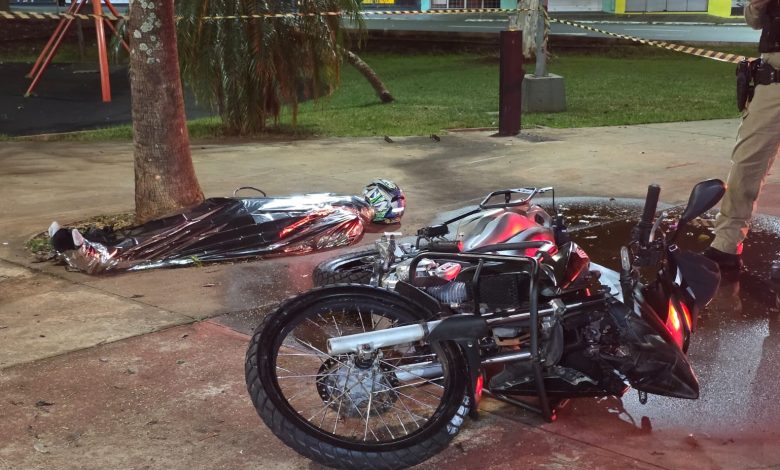 Jovem de 21 anos morre após perder o controle da moto e bater contra árvore 1 acidente moto maringa Jovem de 21 anos morre após perder o controle da moto e bater contra árvore