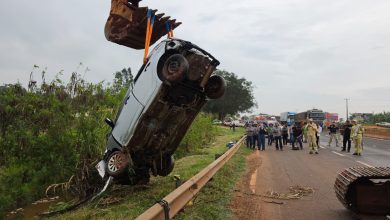 Foto de Três mulheres morrem após carro capotar e cair em riacho às margens da BR-376, em Mandaguaçu