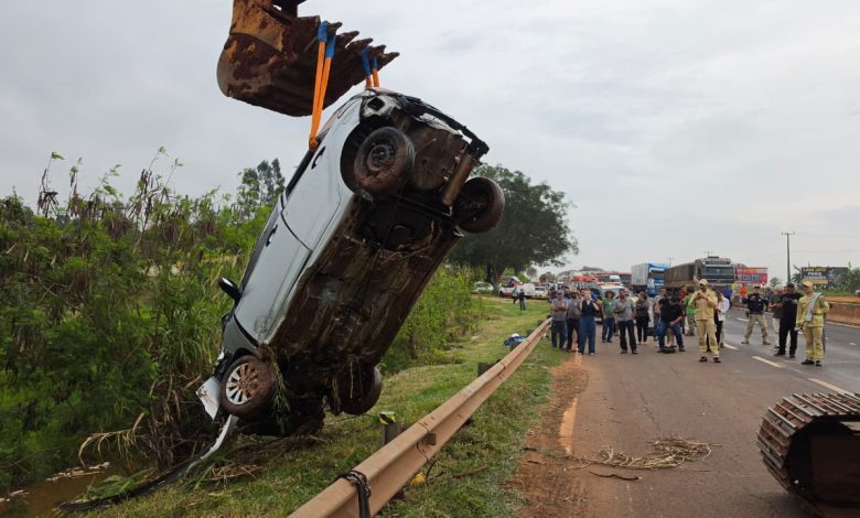 Três mulheres morrem após carro capotar e cair em riacho às margens da BR-376, em Mandaguaçu 1 WhatsApp Image 2026 08 20 at 10.41.50 Três mulheres morrem após carro capotar e cair em riacho às margens da BR-376, em Mandaguaçu