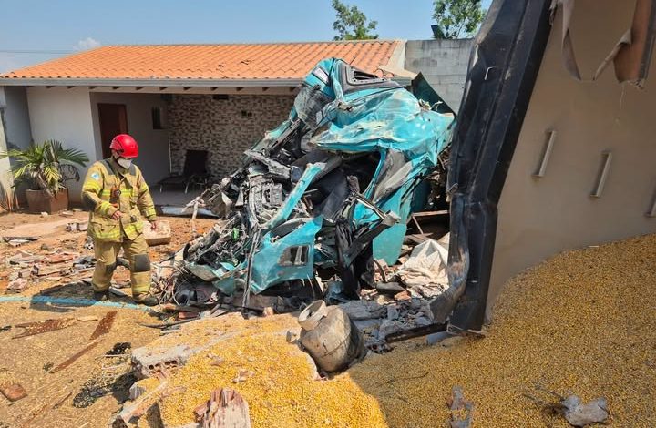 Grave acidente entre carreta e van mobiliza grande aparato de socorro em rodovia 1 acidente 1 Grave acidente entre carreta e van mobiliza grande aparato de socorro em rodovia