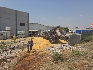 Grave acidente entre carreta e van mobiliza grande aparato de socorro em rodovia 2 acidente pr 317 Grave acidente entre carreta e van mobiliza grande aparato de socorro em rodovia