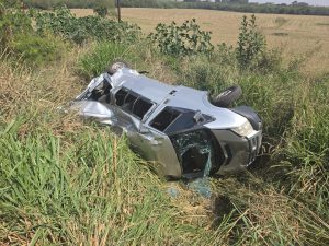 Grave acidente entre carreta e van mobiliza grande aparato de socorro em rodovia 3 aicente pr 317 van Grave acidente entre carreta e van mobiliza grande aparato de socorro em rodovia