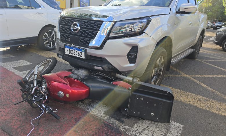Motoboy sofre fratura grave após colisão com caminhonete 1 acidente carro moto Motoboy sofre fratura grave após colisão com caminhonete