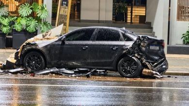 Foto de Carro de luxo fica destruído após ser atingido por outro veículo