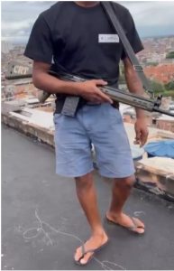 Hangar próprio e empresas falsas: Como uma família do Paraná criou rota logística para enviar armas ao RJ 2 fuzil Hangar próprio e empresas falsas: Como uma família do Paraná criou rota logística para enviar armas ao RJ